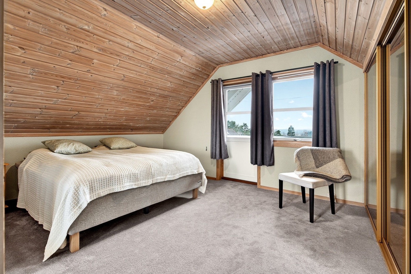 Stort soverom med god plass til både seng og kontorløsning Galleribilde