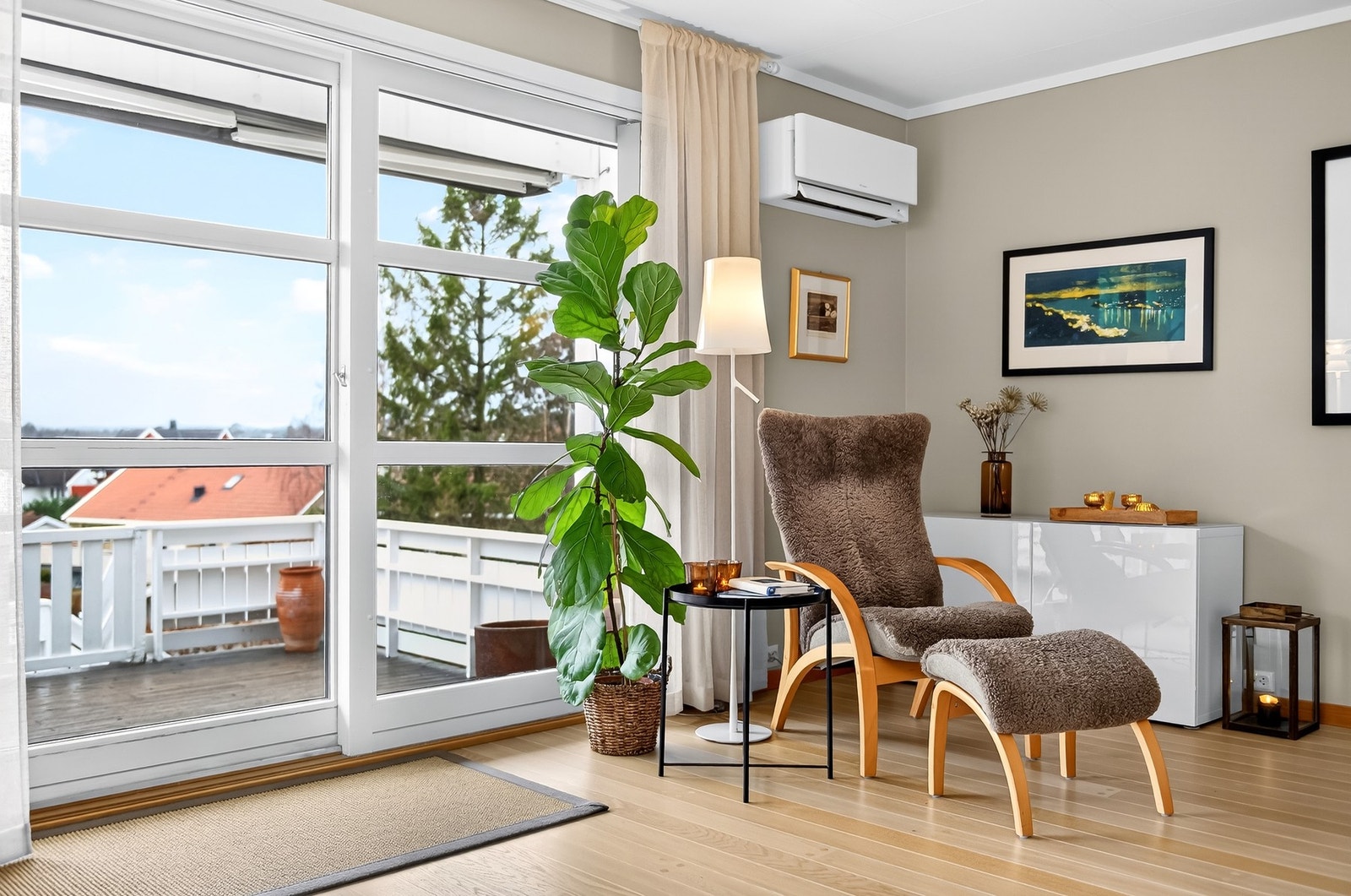 Deilig med skyvedør ut til den solrike terrassen Galleribilde