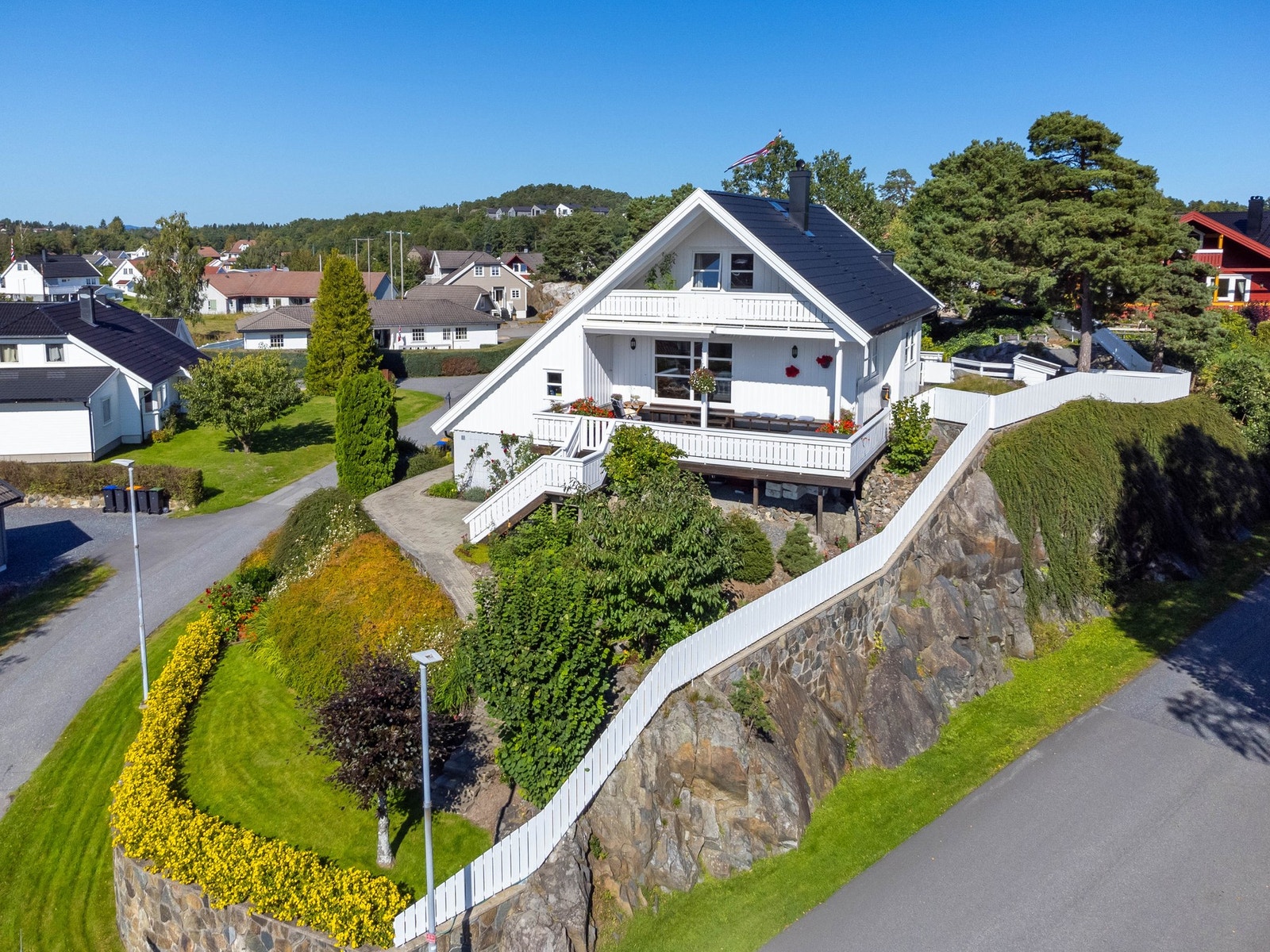 Boligen ligger høyt og fritt med flott utsyn i et etablert nabolag. Tak og undertak er byttet i 2019. Galleribilde