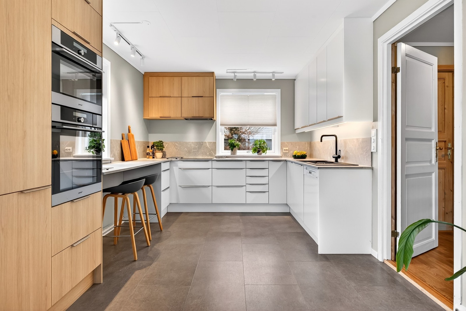 Moderne kjøkken med rikelig skap- og benkeplass. Tapwell kran på kjøkkenet. Galleribilde