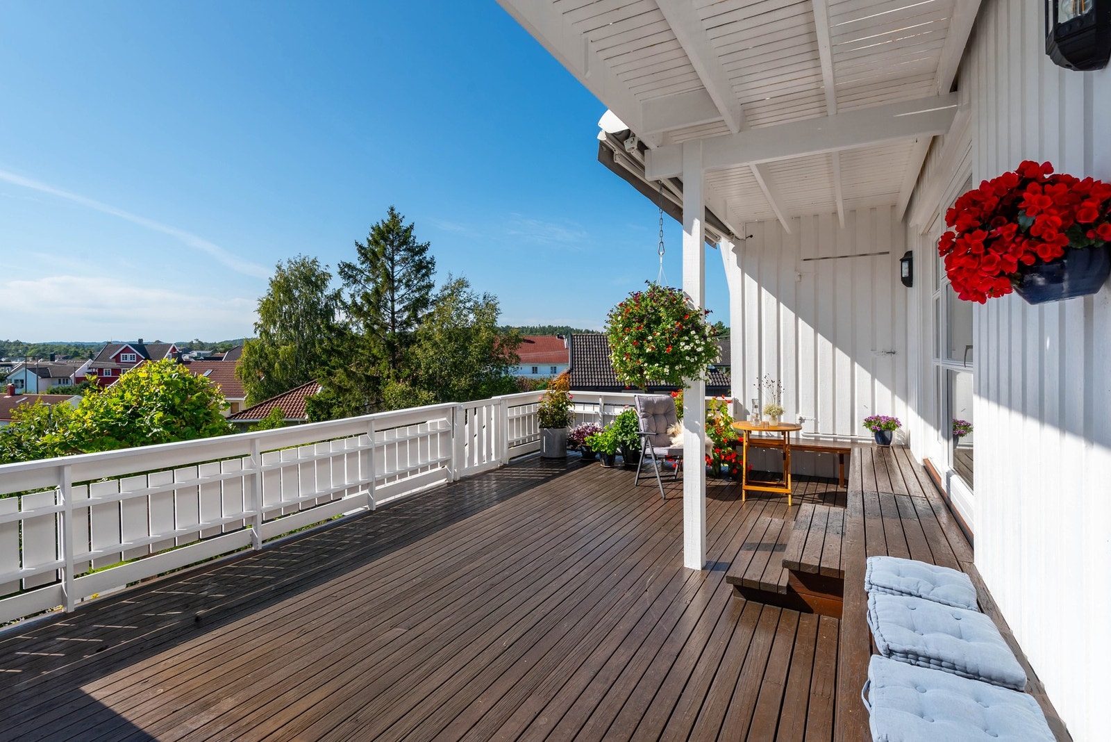 Stor terrasse med nydelig utsikt og gode solforhold Galleribilde