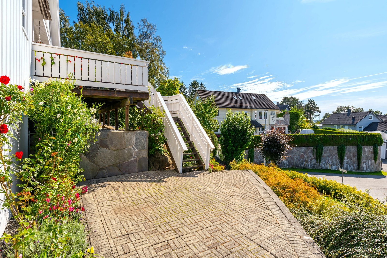 Gjennomgående for tomta er finish og gjennomtenkte løsninger. Galleribilde