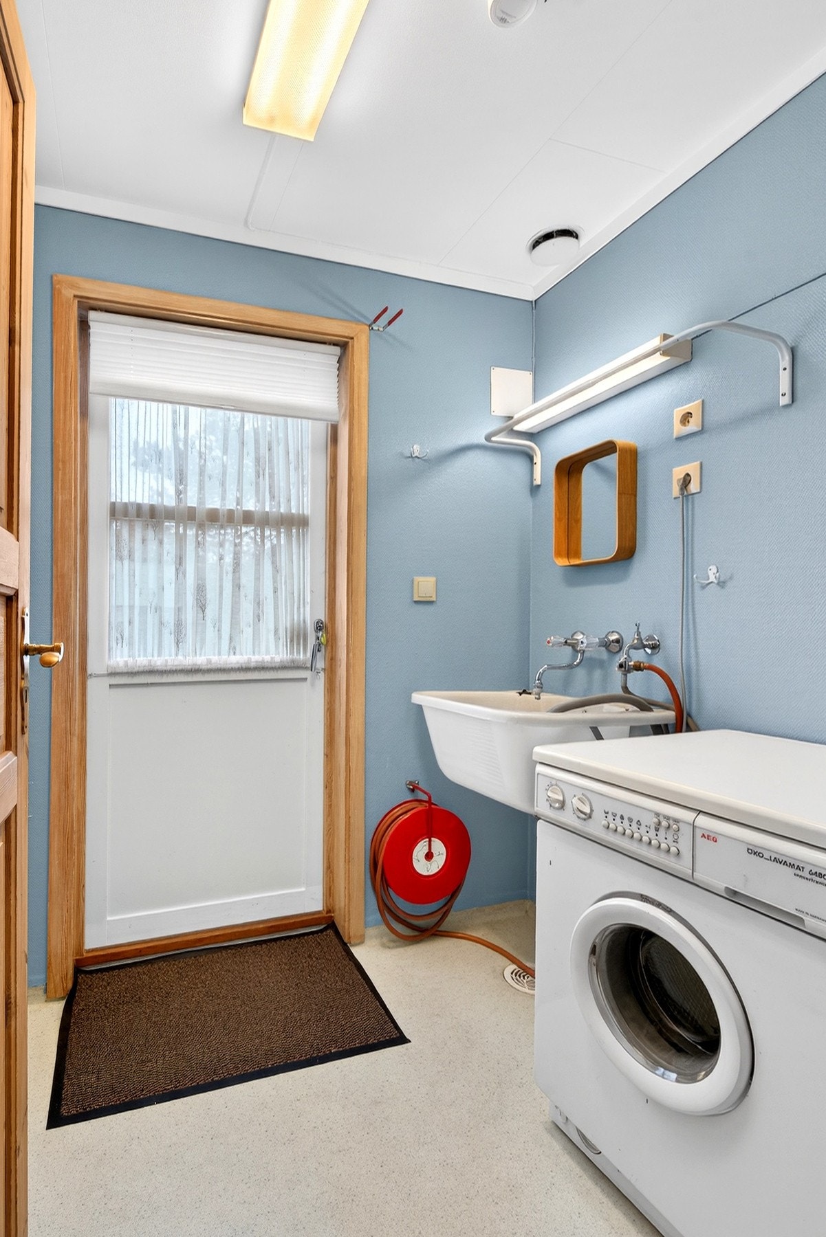 Praktisk vaskerom med egen inngang. Galleribilde