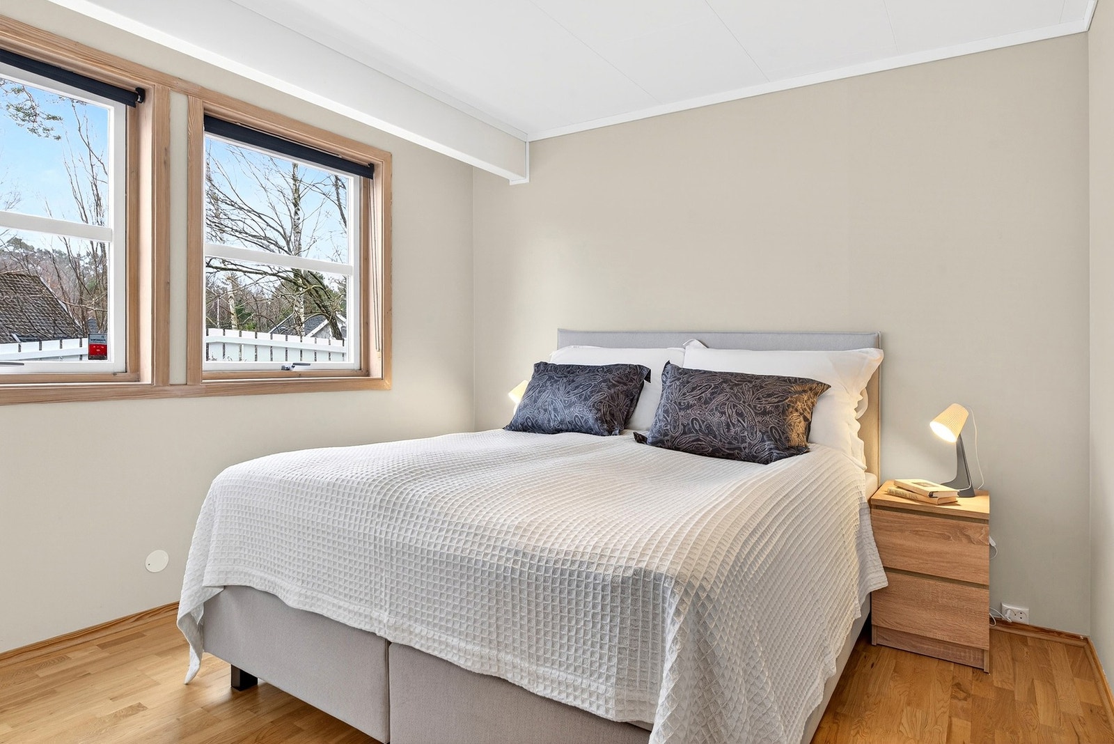 Lyst og innbydende soverom med god plass til dobbeltseng Galleribilde