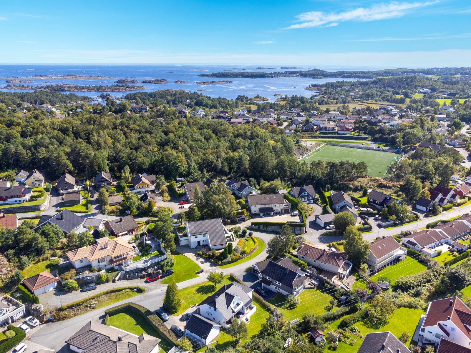 Området byr på barnevennlige omgivelser med nærhet til skole, barnehage, dagligvare, fotballbane, småbåtshavn, m.m. Galleribilde