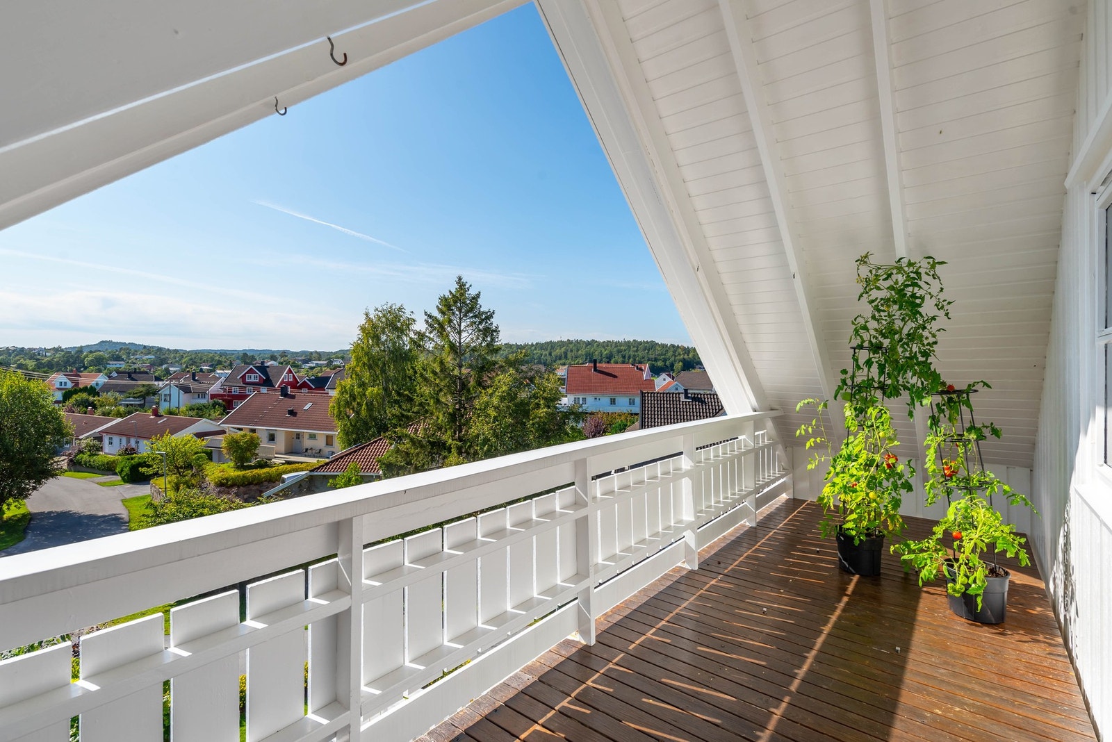 Flott utsikt fra veranda i loftsetasjen. Galleribilde