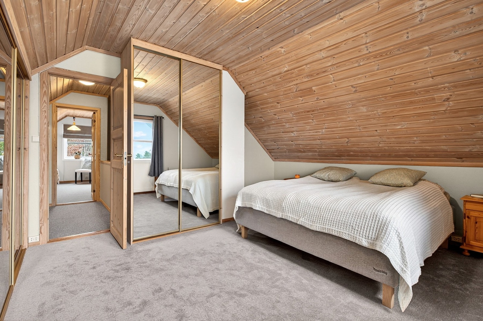 Soverommet byr på masse garderobeplass Galleribilde