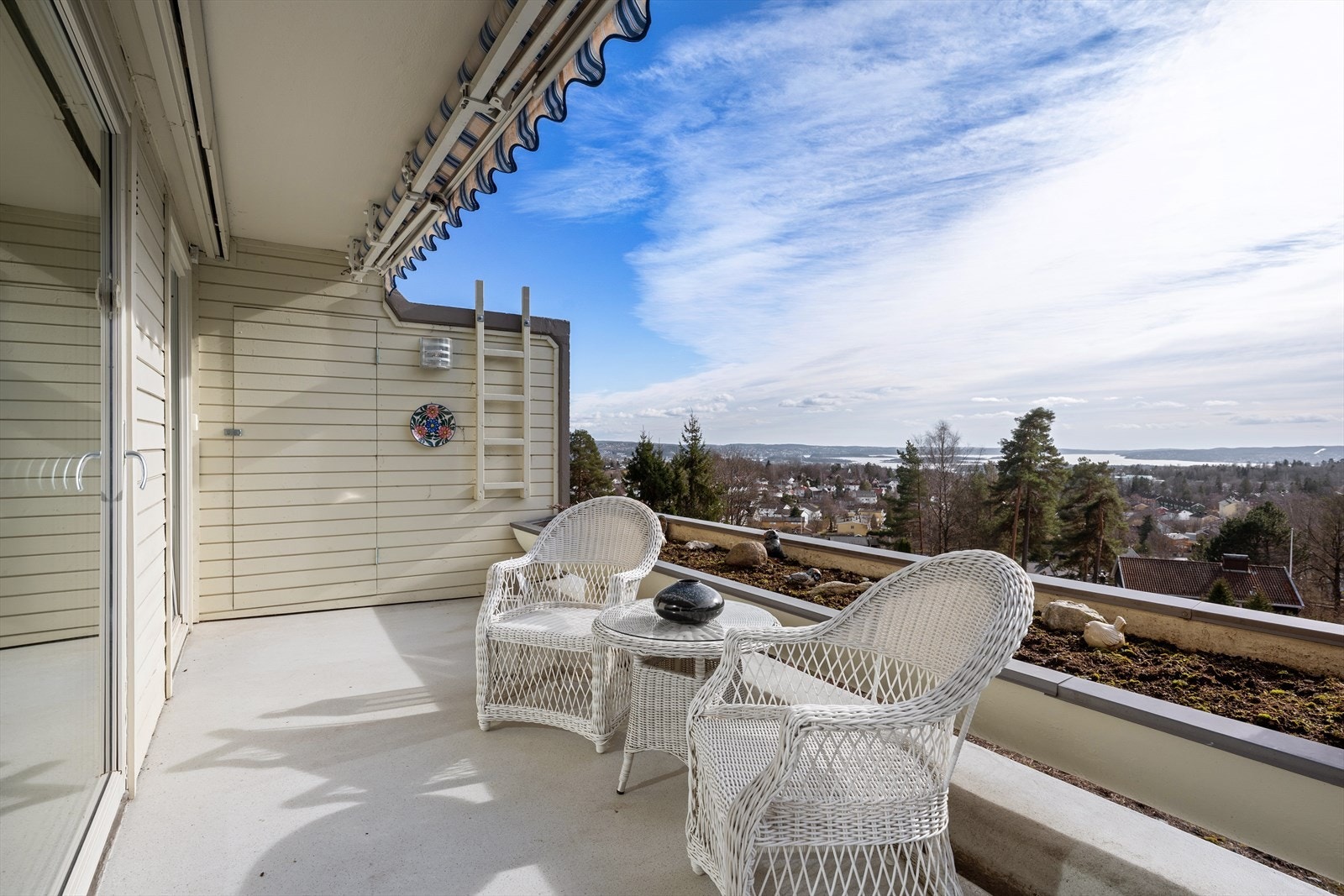 Velkommen til Holmenkollveien 72 E. Dette er en utsiktsleilighet med gode solforhold Galleribilde