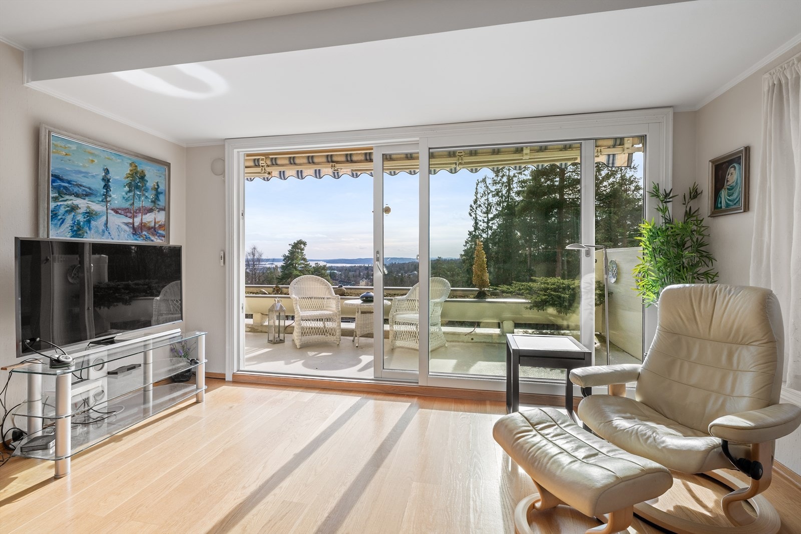 Fra stuen er det utgang til terrasse Galleribilde