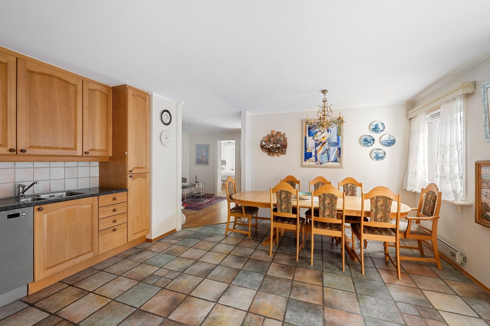 Stor spiseplass på kjøkken. Dette har tidligere vært soverom 3. Se alternativ planløsning Galleribilde