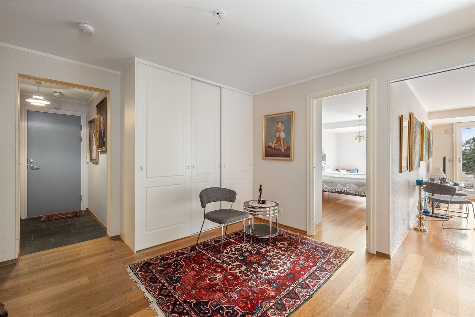 Hallen fungerer som et naturlig bindeledd mellom boligens rom og gir en praktisk og oversiktlig adkomst til resten av leiligheten Galleribilde