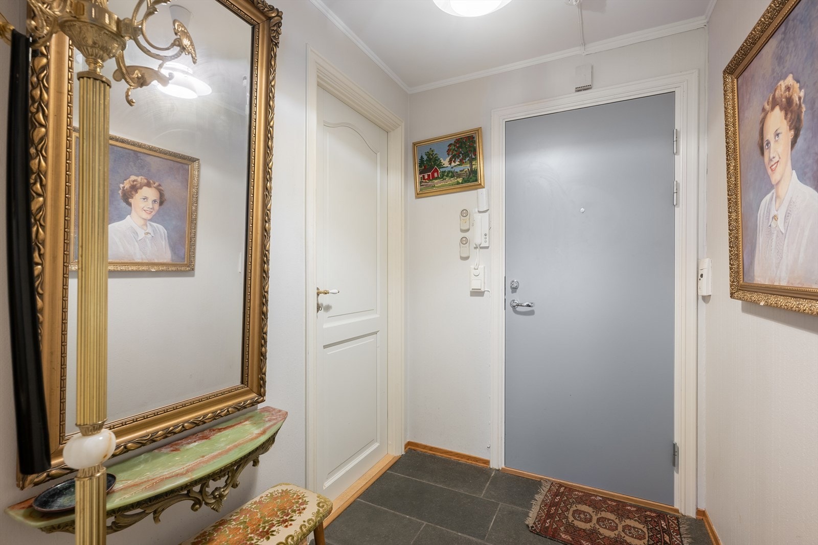 Velkommen inn i en lys og innbydende entré. Det er inngang til innvendig bod fra entré Galleribilde