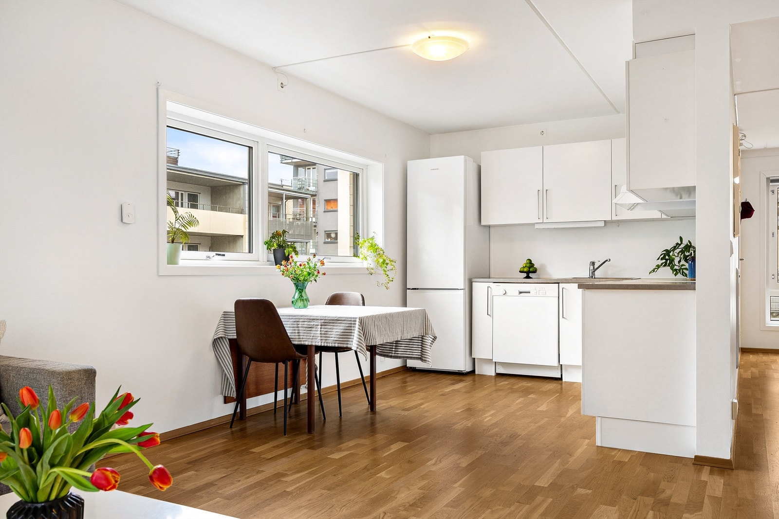 En lys og hyggelig spiseplass ved vinduet. Galleribilde