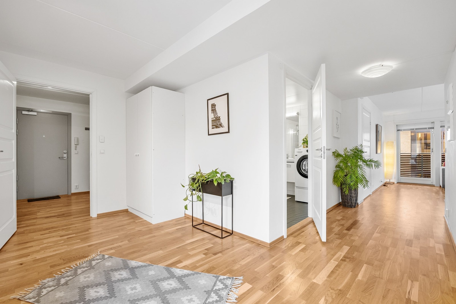 Fra gangen er det tilgang til alle rom. Fordelerskapet for den vannbårne gulvvarmen er diskret plassert her. Galleribilde