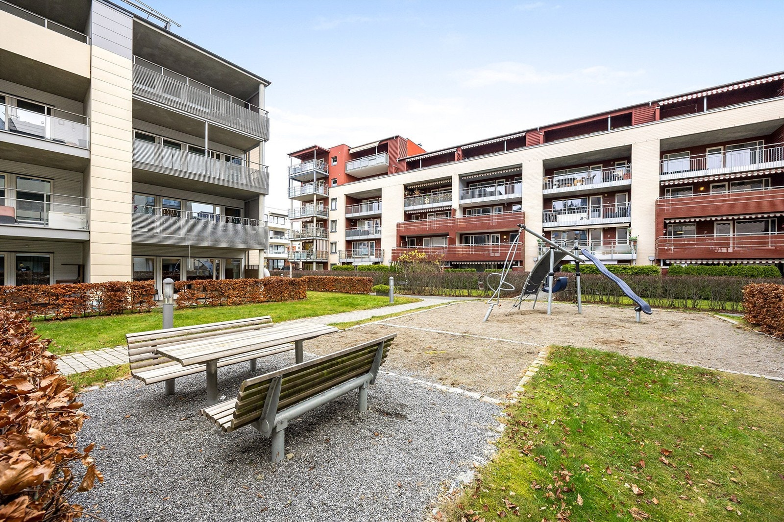 Fellesområdene er pent opparbeidet med lekeplasser og sittegrupper. Galleribilde
