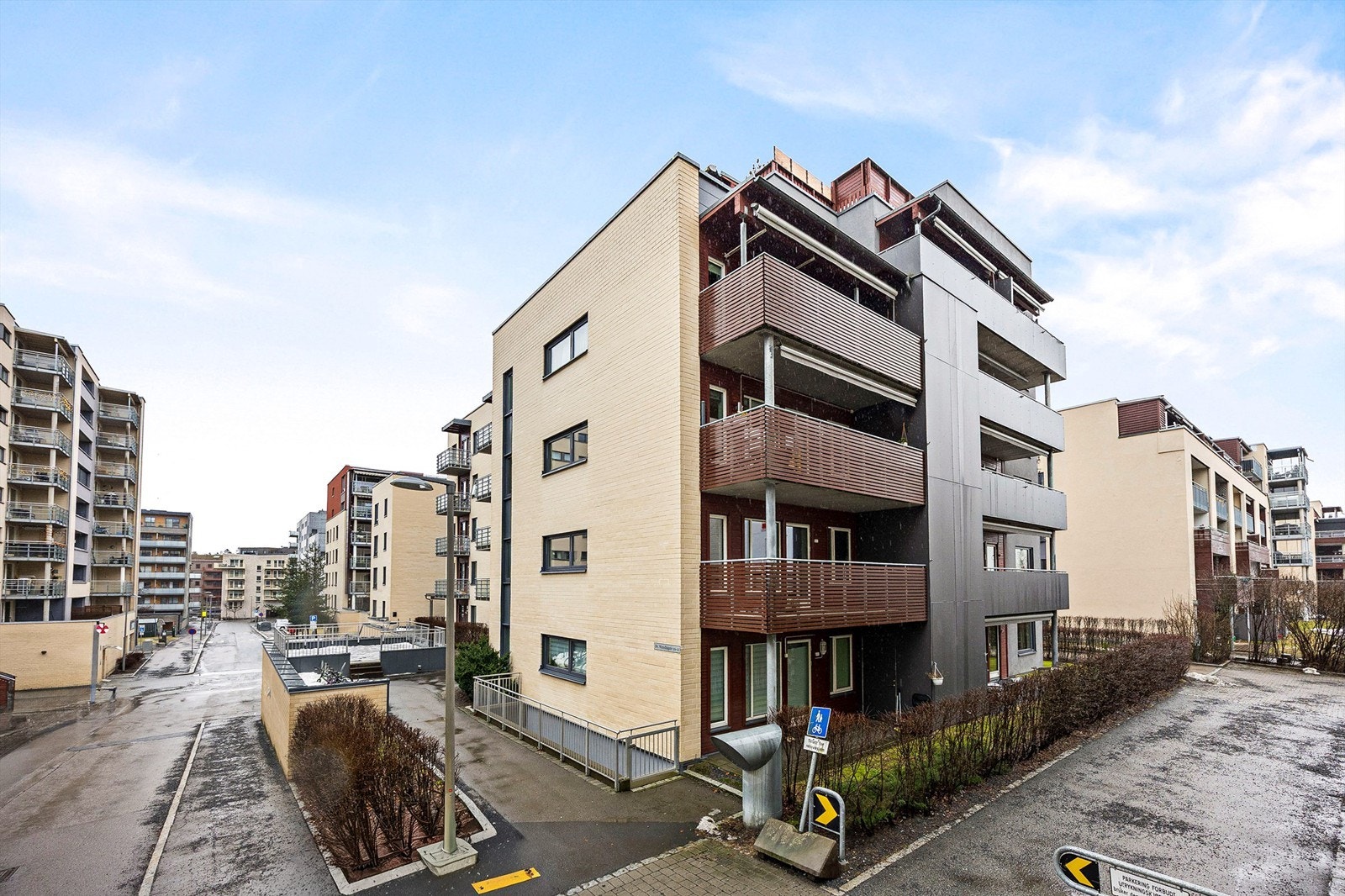 Moderne leilighetsbygg fra 2012 med fasader kledd i teglstein, trepanel og plater. Galleribilde