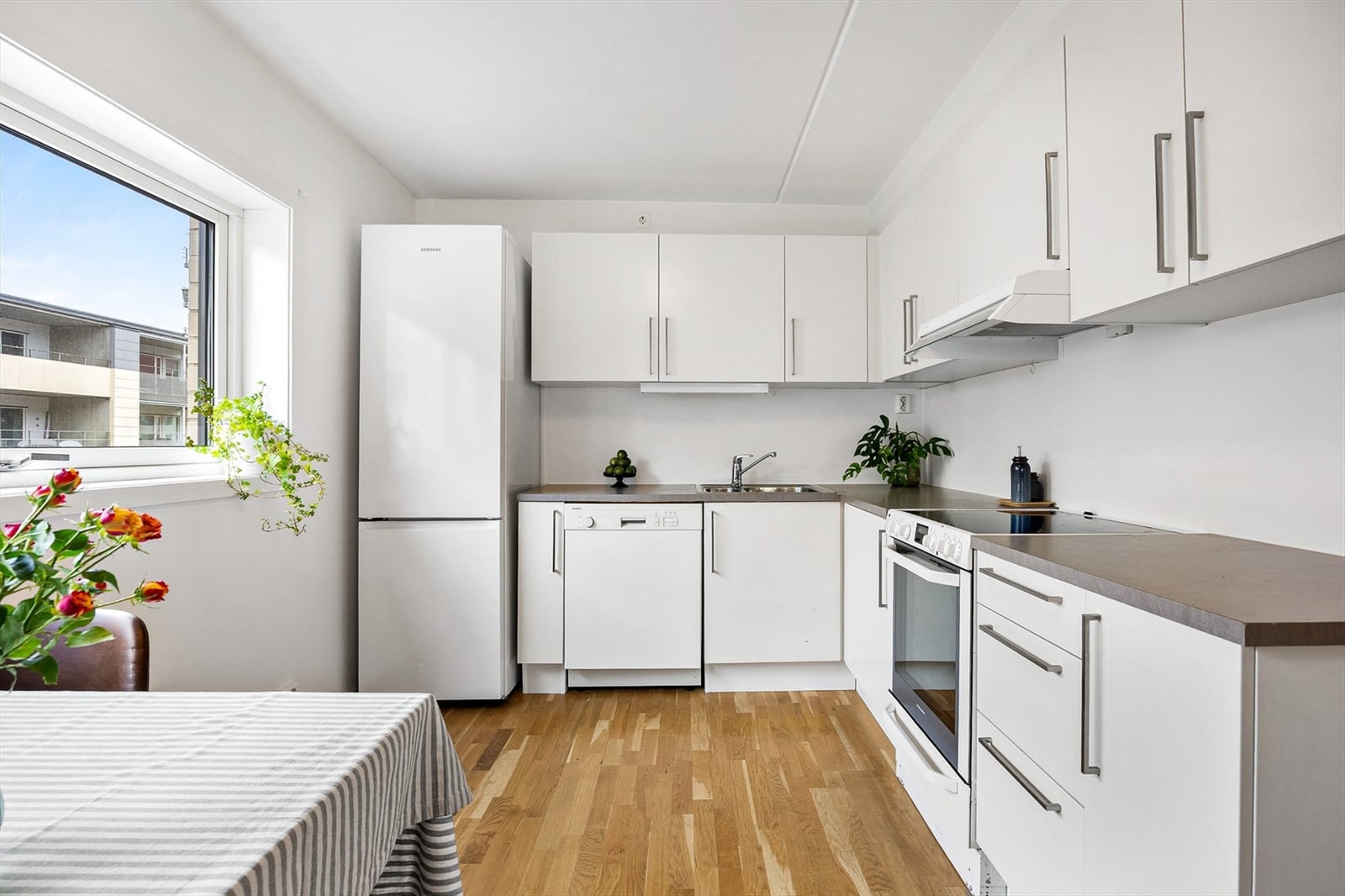 Kjøkkenet har en slitesterk laminat benkeplate med god arbeidsplass og belysning under overskapene. Galleribilde