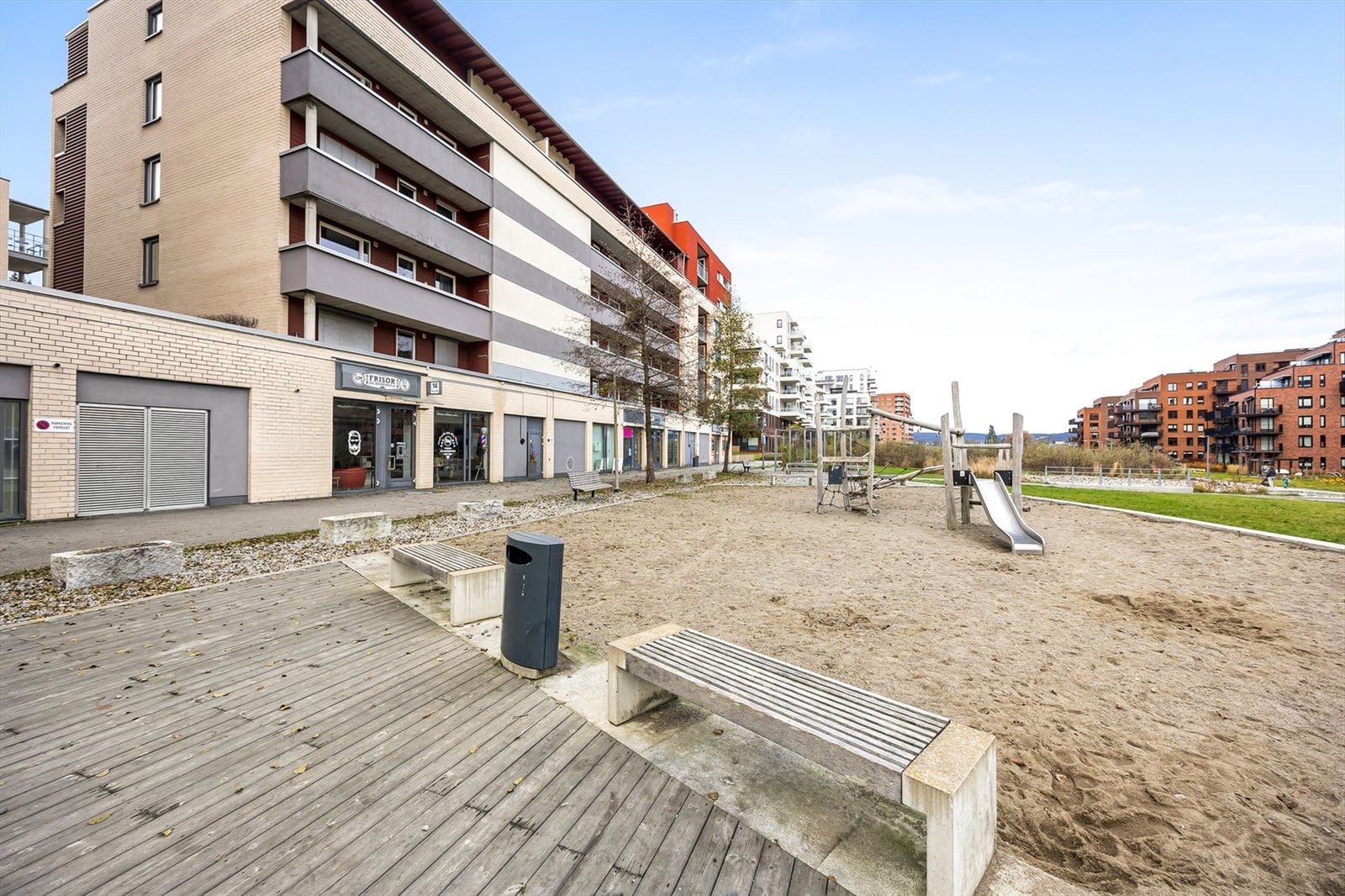 Området er barnevennlig med flere lekeplasser og nærhet til både barnehager og skoler. Galleribilde