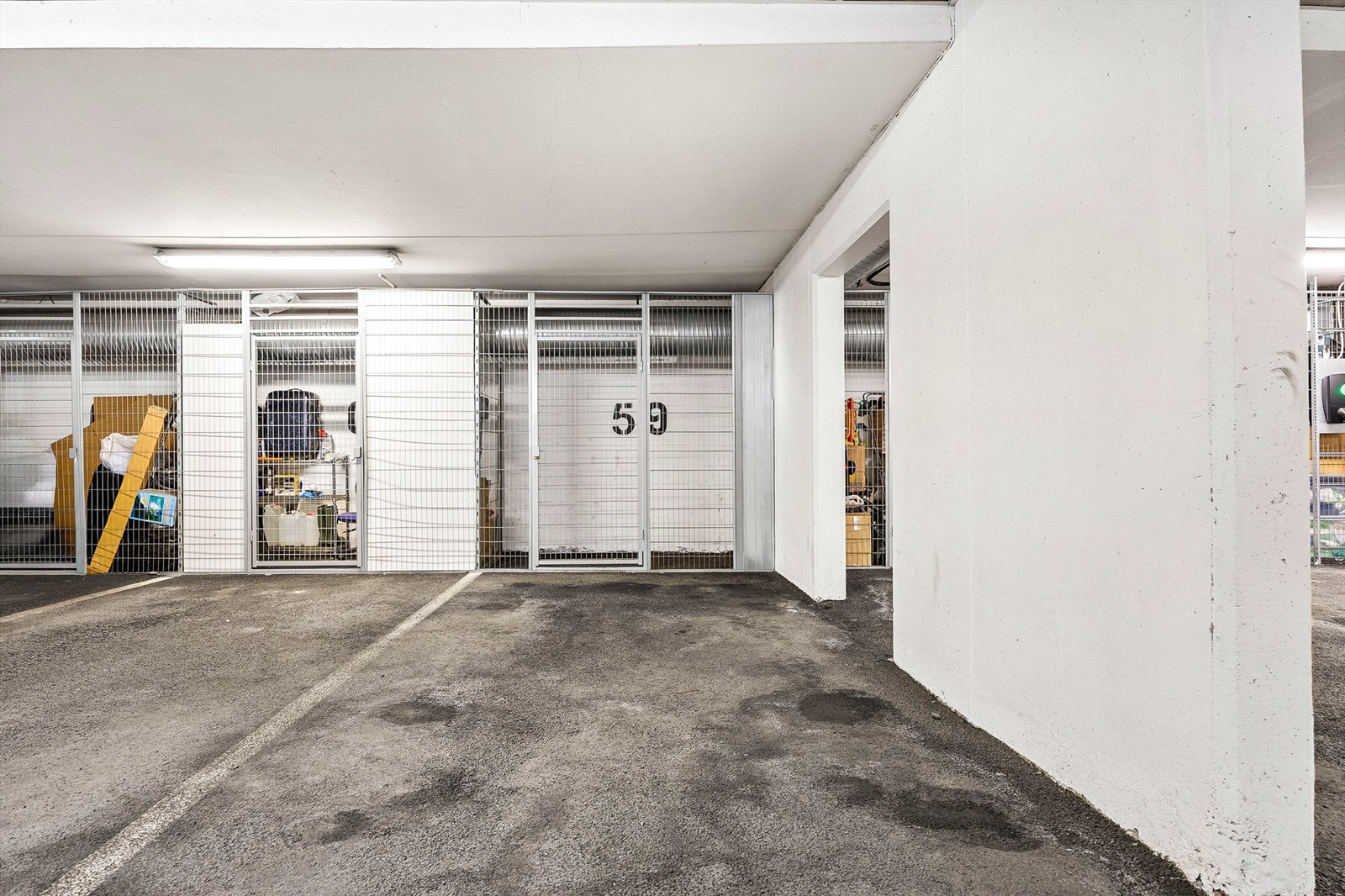 Leiligheten disponerer en bod på 3 m² i kjelleren, i tillegg til boden på balkongen. Galleribilde