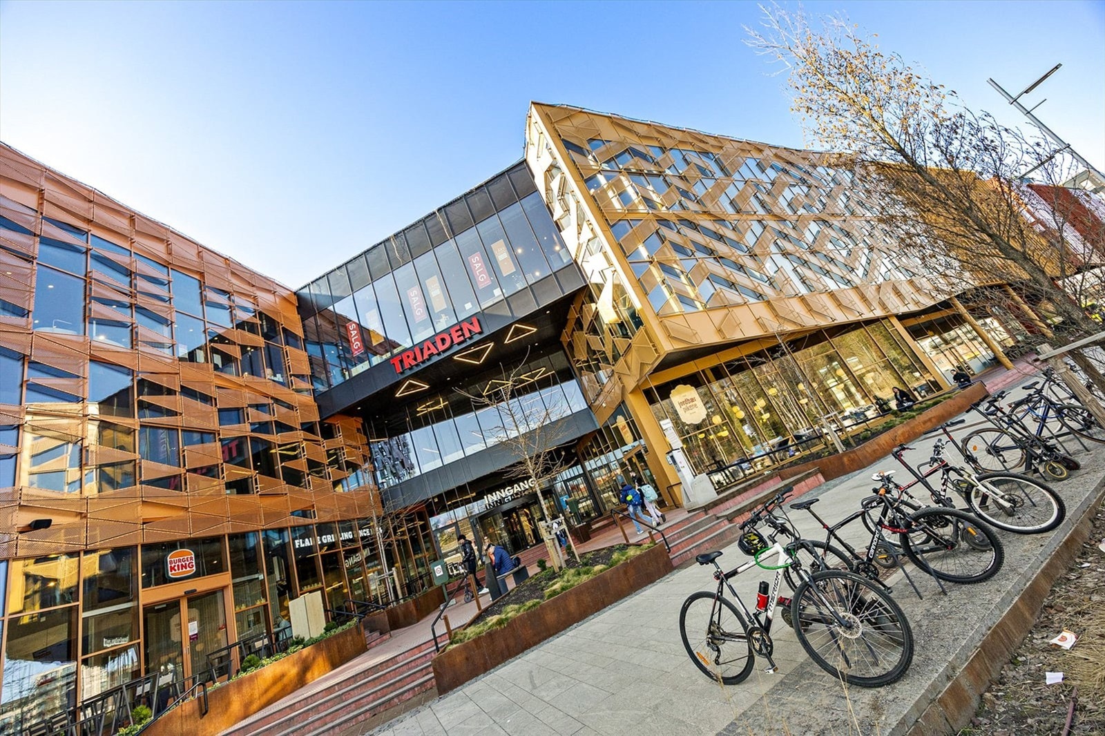 Det er gangavstand til Triaden Storsenter, som tilbyr et bredt utvalg av butikker, spisesteder og aktiviteter. Galleribilde