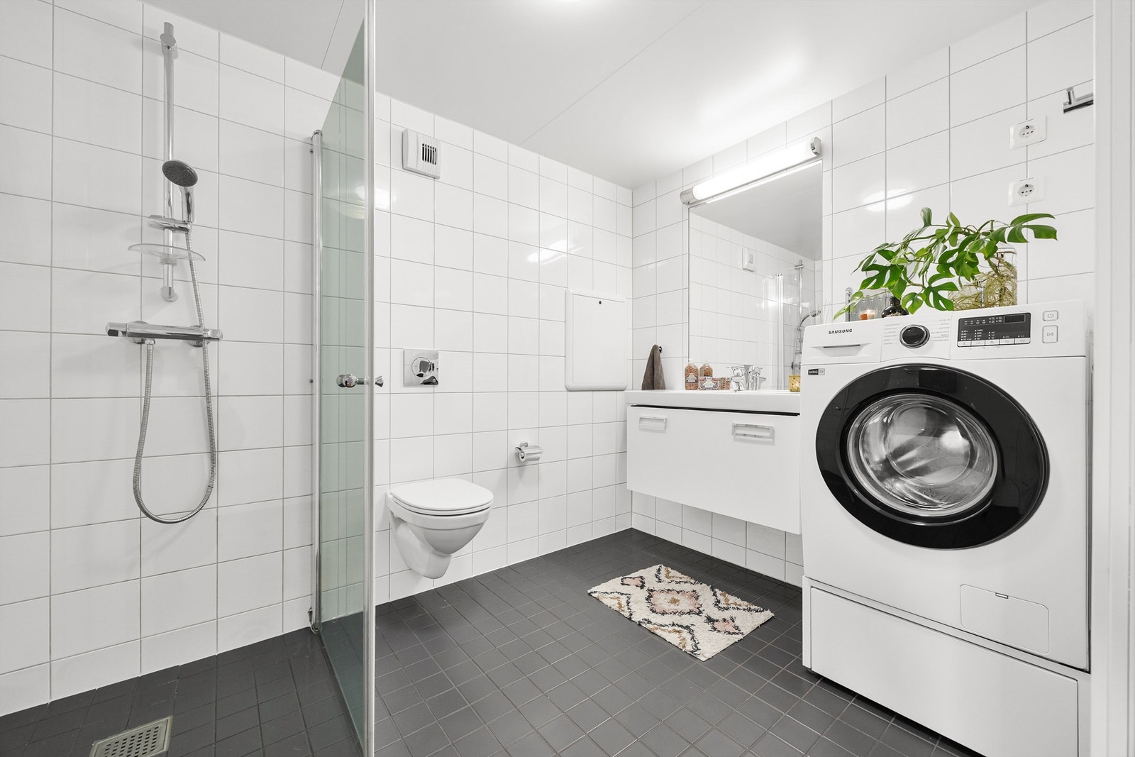 Badet er en prefabrikkert modul og har fordelerskap for leilighetens rør-i-rør-system. Galleribilde