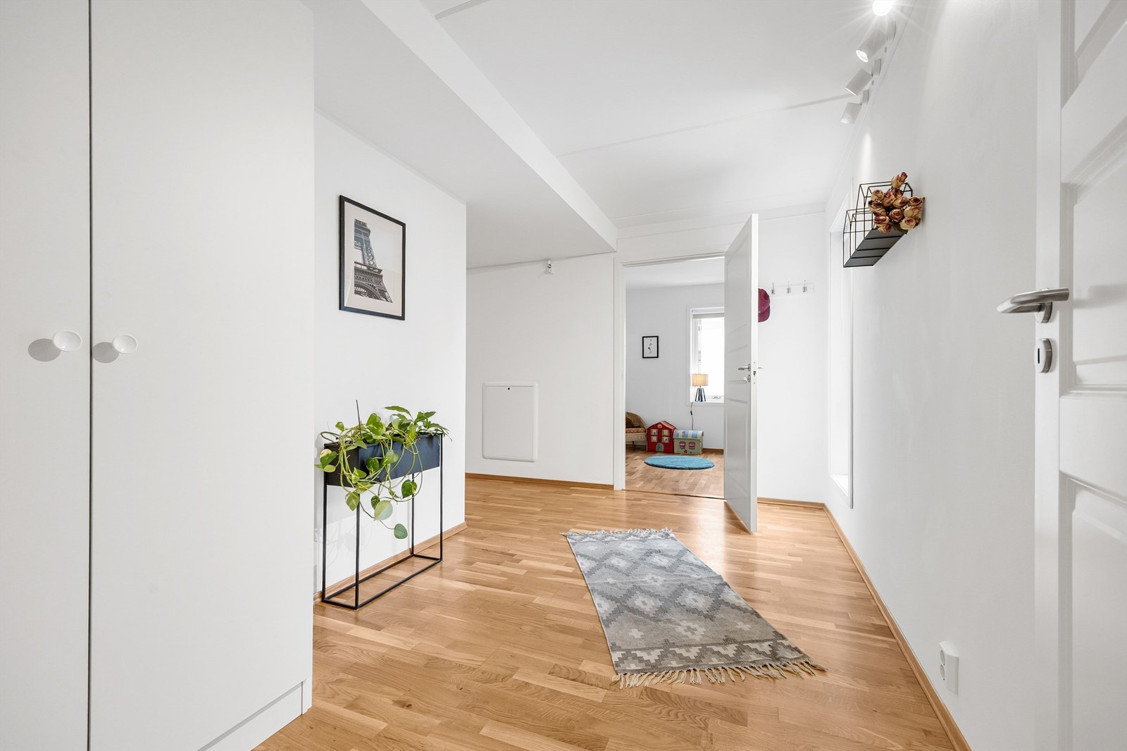 Gangen leder videre inn i leiligheten og har, som de fleste rom, parkett på gulvet og malte veggflater. Galleribilde
