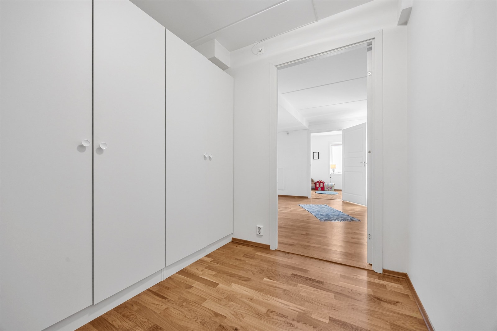 Gode garderobeløsninger gir rikelig med oppbevaringsplass i gangen. Galleribilde