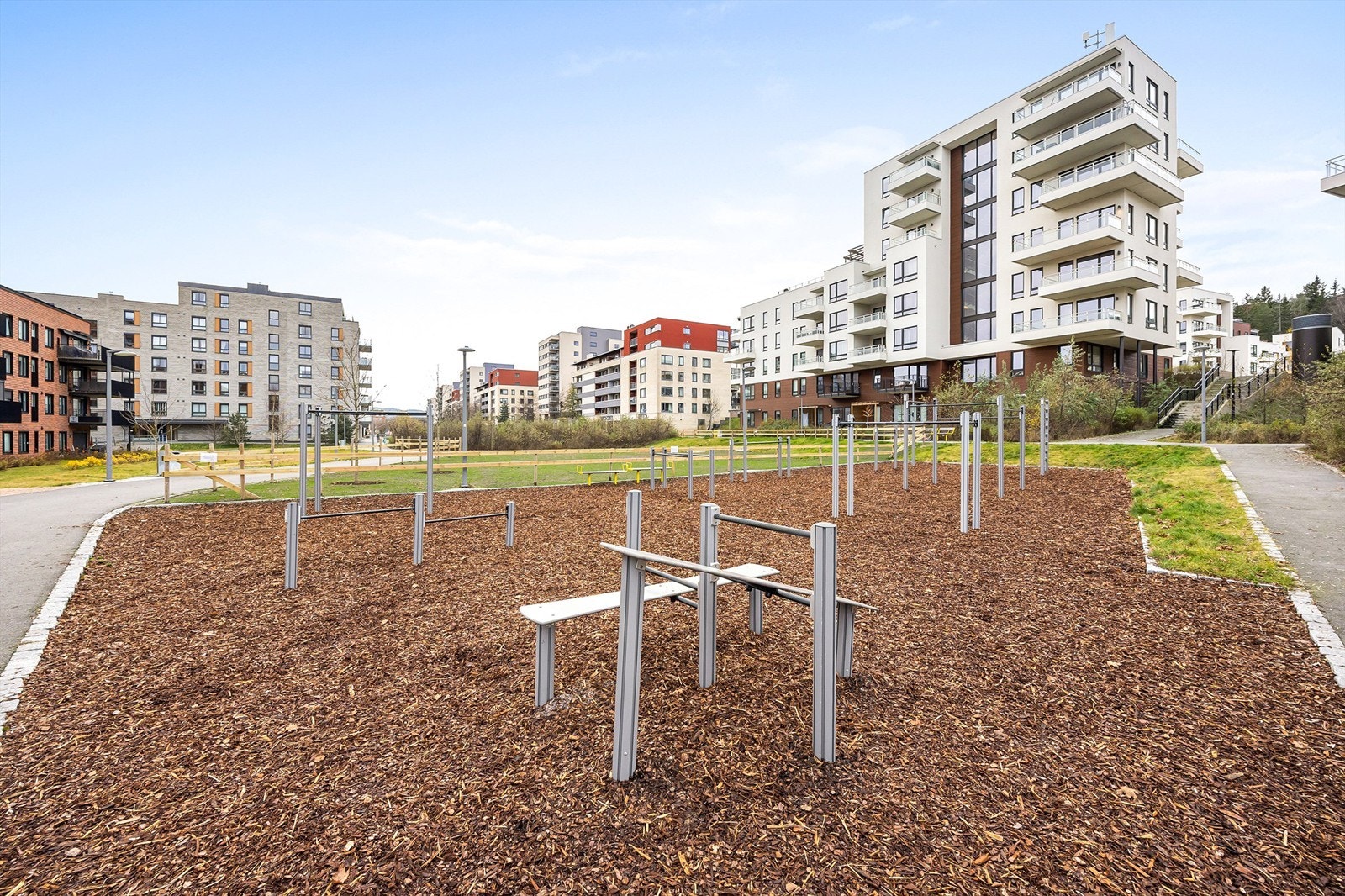 For de aktive er det flere treningsmuligheter i nærheten, inkludert utendørs treningspark. Galleribilde