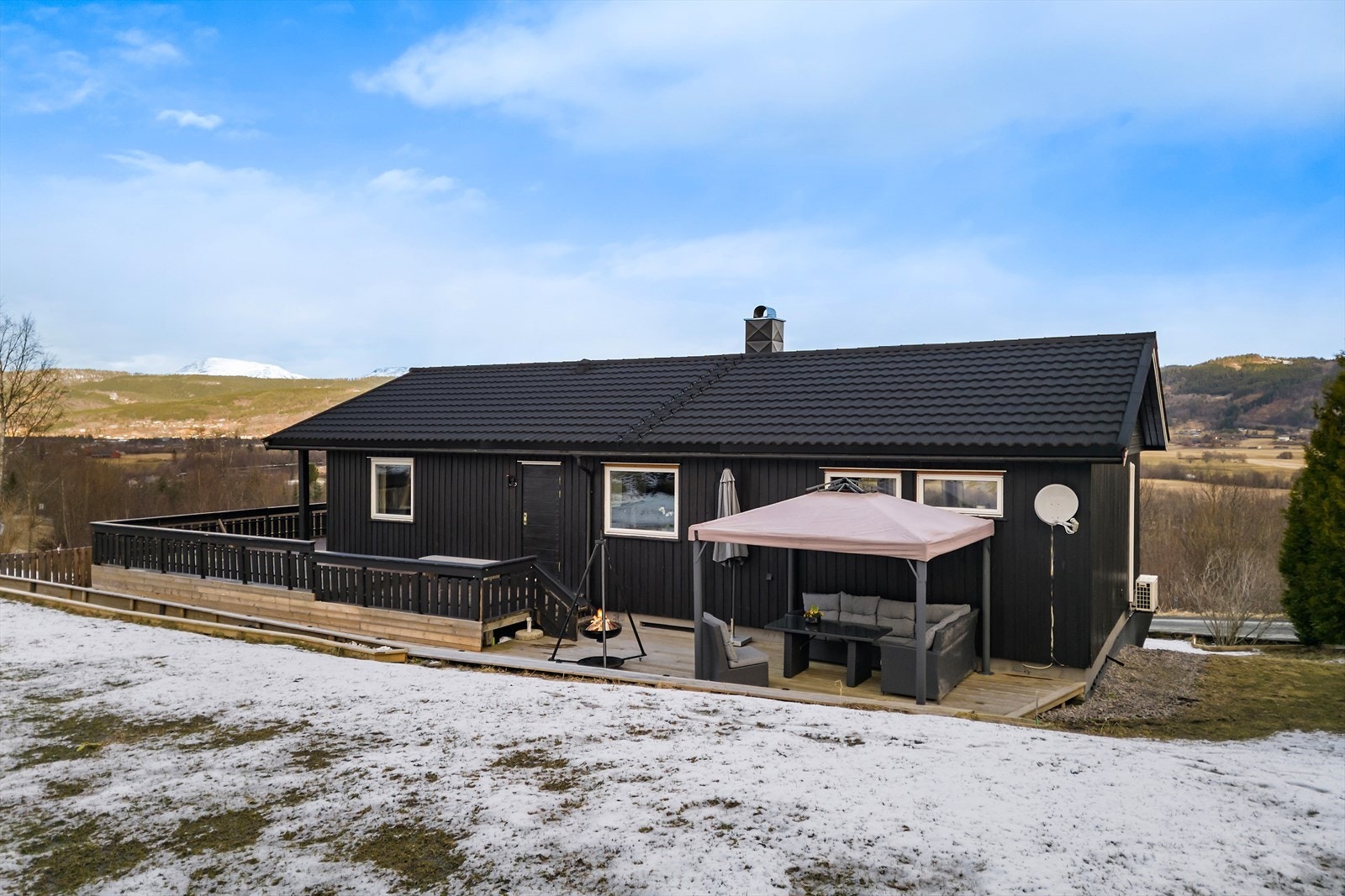 Fasade sør, med veranda, markterrasse og hageområde. Galleribilde