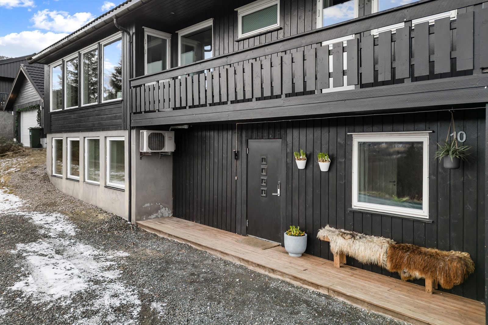 Markterrasse er opparbeidet foran inngangspartiet. Galleribilde