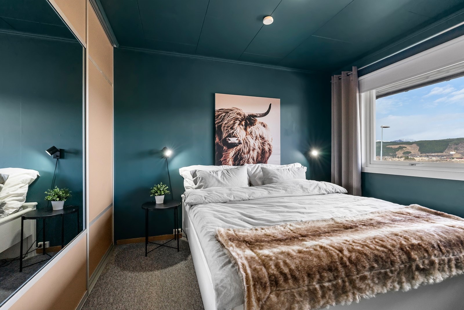 Hovedsoverommet er av god størrelse, og skyvedørsgarderobe er montert langs den ene veggen. Galleribilde