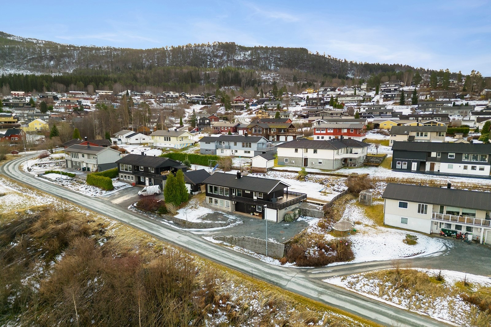 Dronebilde over eiendommen og nærområdet, tatt fra nordvest. Galleribilde