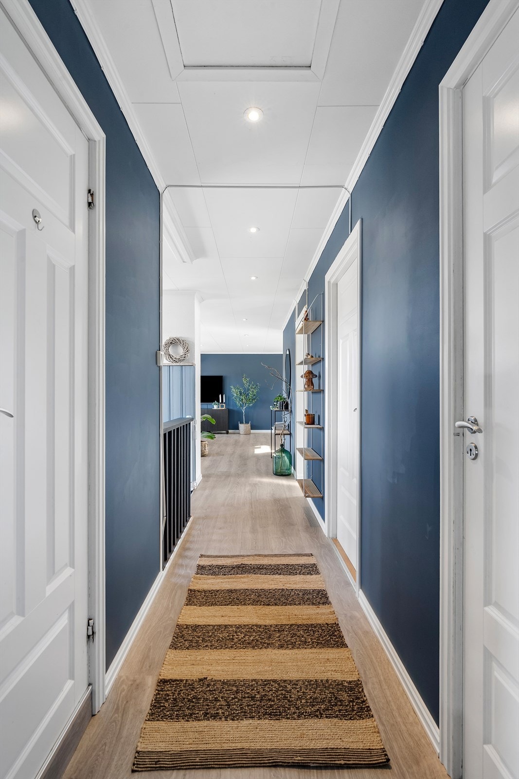 Hovedetasjen er delt mellom oppholdsrom og soveromsdel, med gang i mellom. Galleribilde