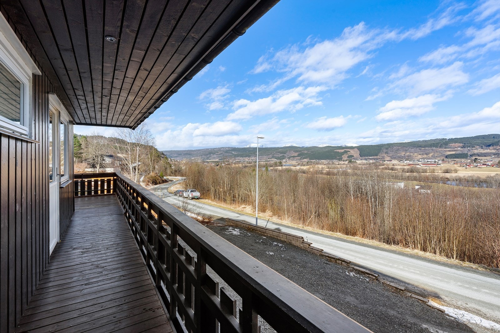 Verandaen strekker seg rundt huset, og man har uteplass både mot nord, sør og øst. Galleribilde