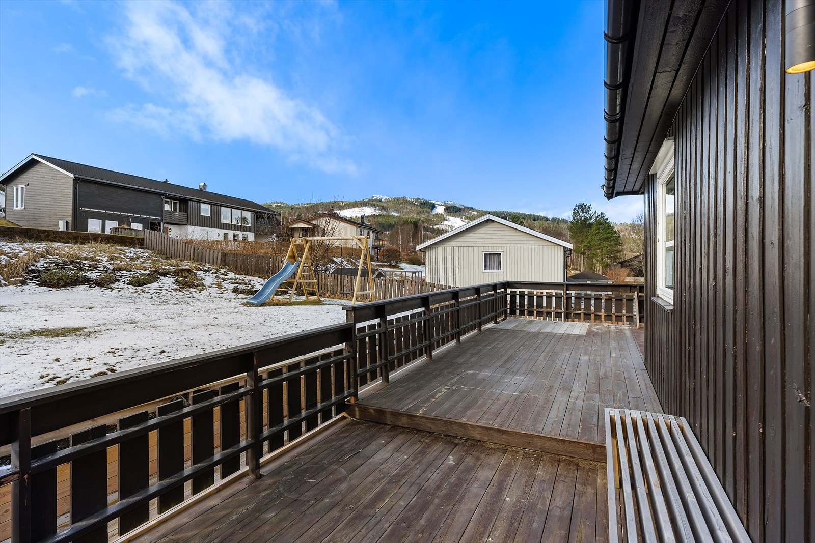 Den sørvendte delen av verandaen har oversiktelig utsyn mot hagen. Galleribilde