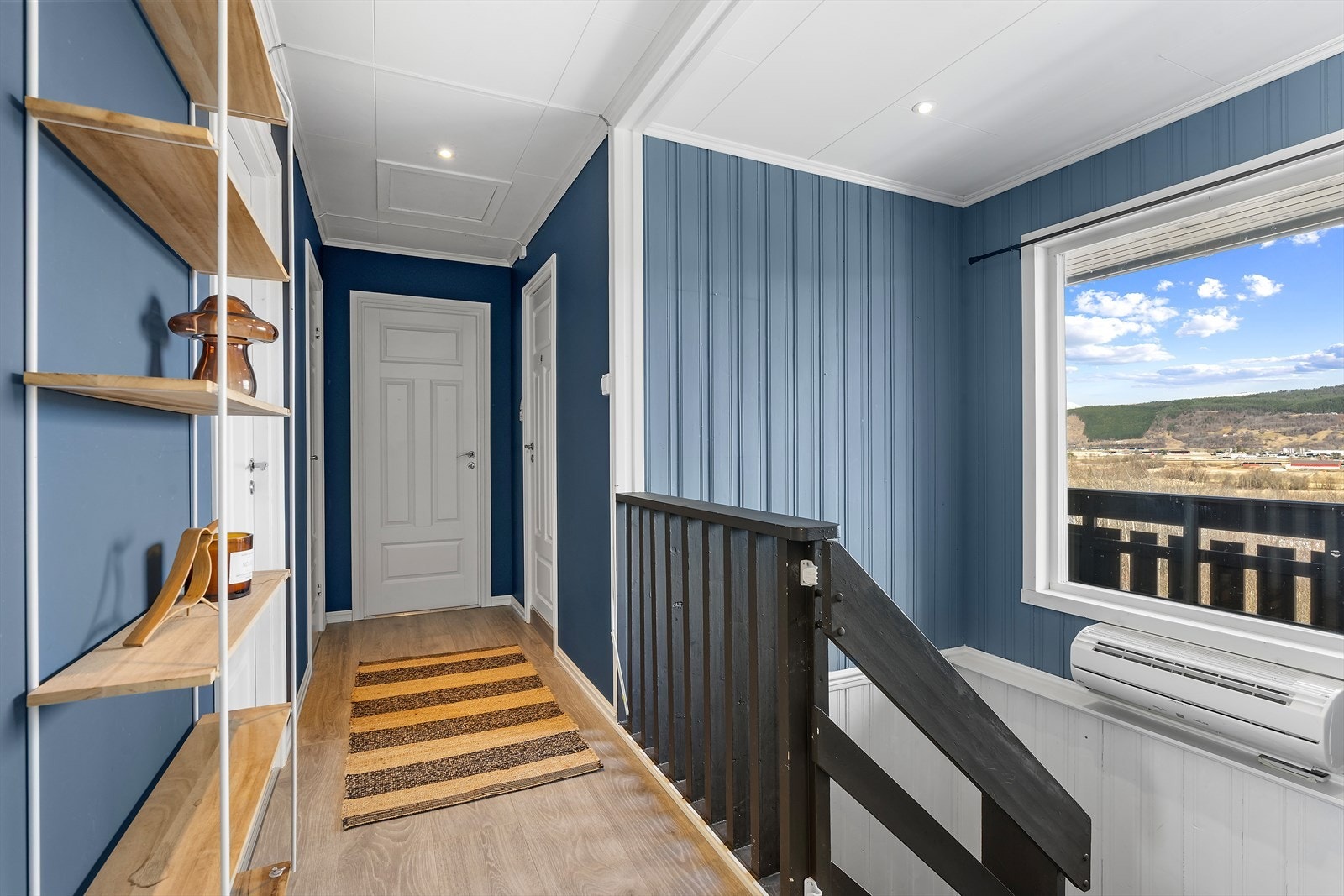 Luft-til-luft varmepumpe er montert i trappeoppgangen. Galleribilde