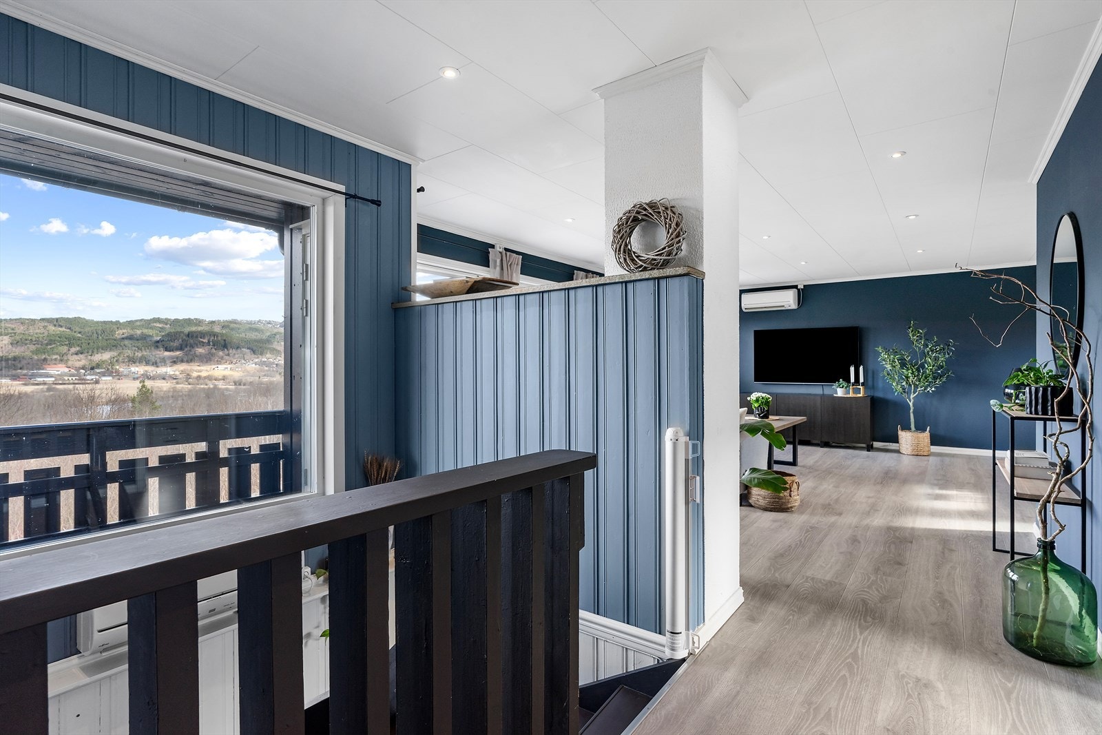 Trappegang med vindu gir en lys og trivelig deling mellom etasjene. Galleribilde