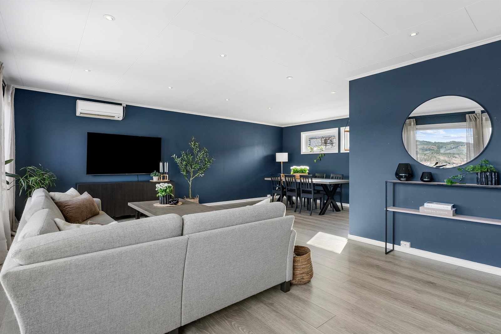 Åpen stue- og spiseplassløsning gir romslig oppholdsareal. Galleribilde