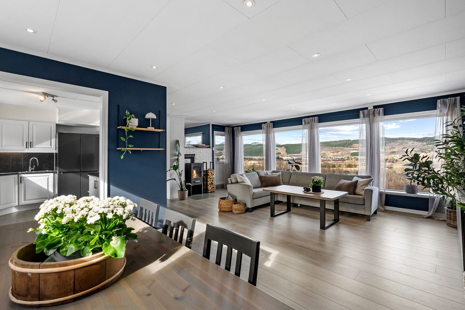 Stuen ligger i 2. etg. og har åpen løsning til kjøkkenet og utgang til veranda. Galleribilde