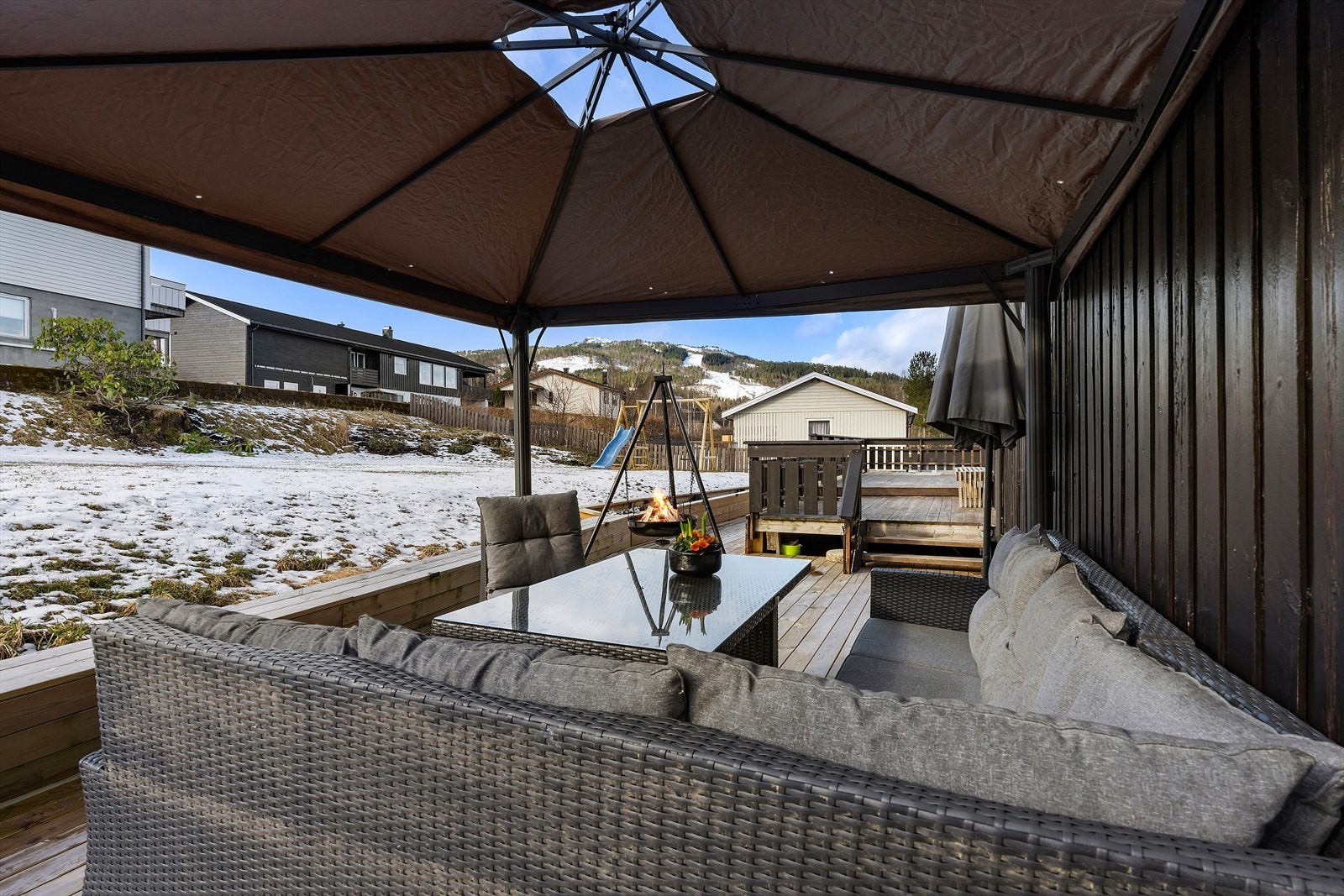 Med pergola over sitteområde på terrassen kan man få ly mot vær og vind. Galleribilde