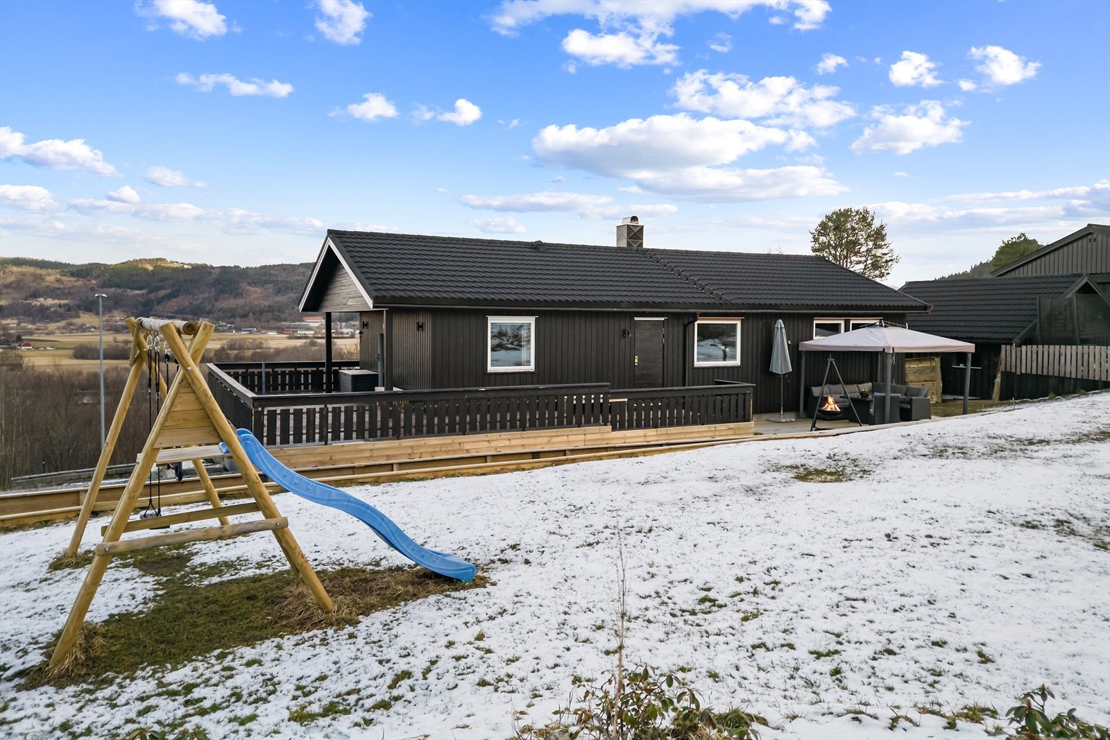 Eiendommen har en romslig uteplass med hage og terrasse. Galleribilde