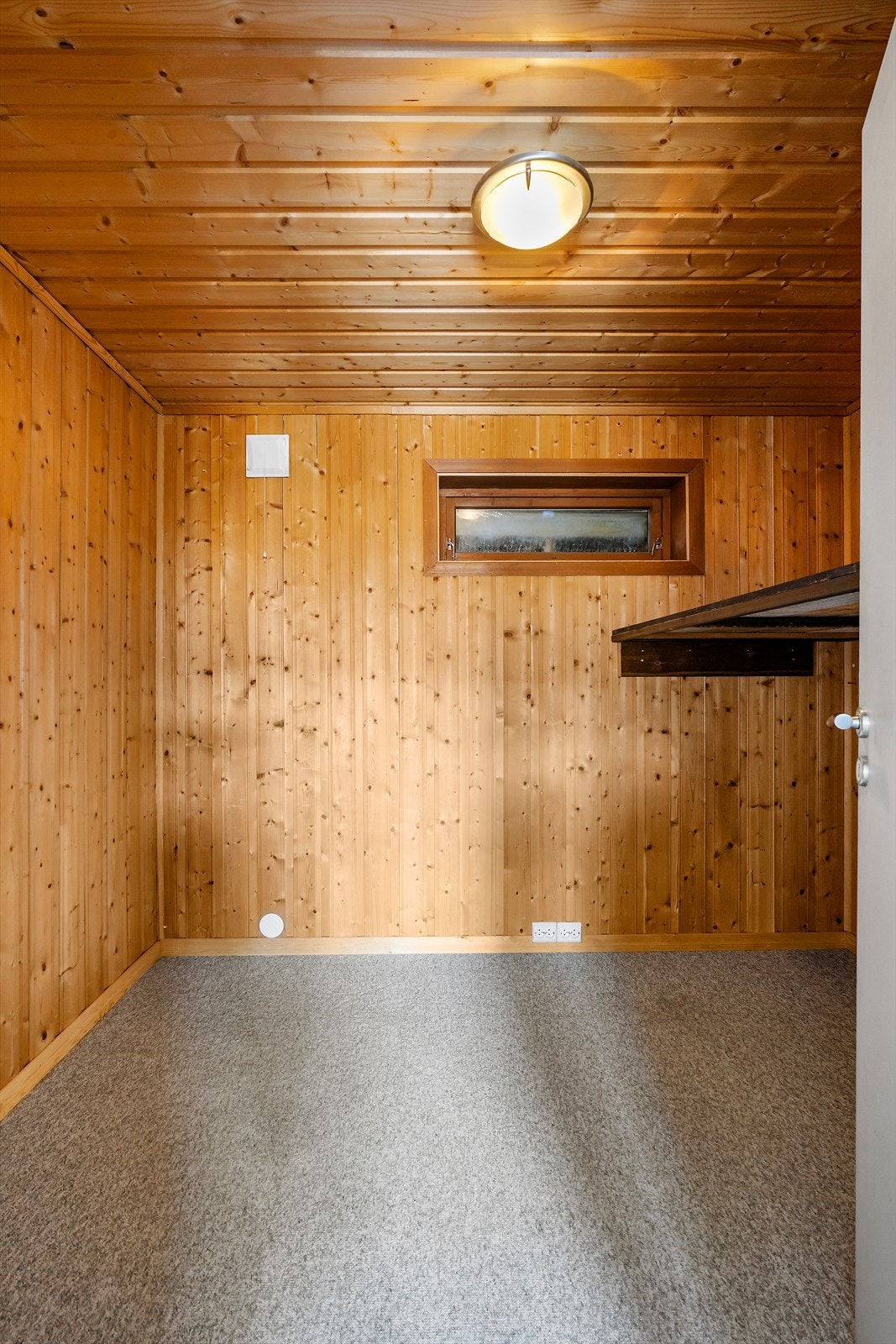 Huset har rikt med bodareal. Galleribilde