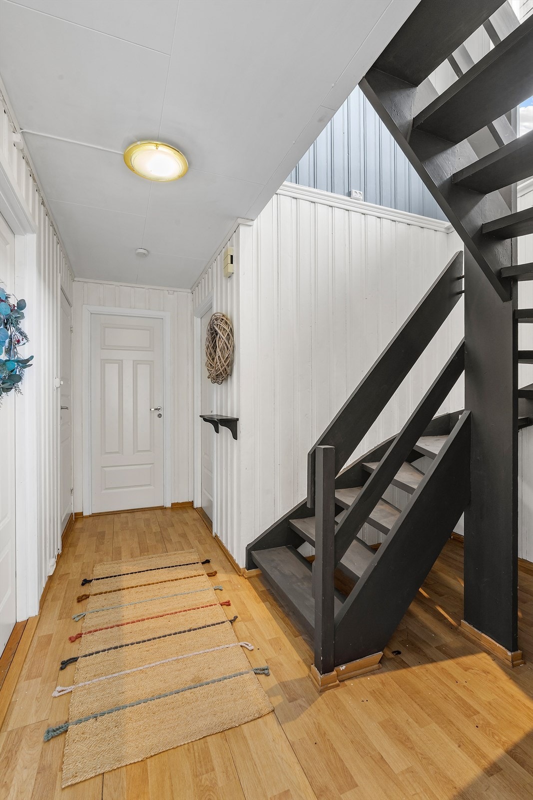 Trappen fra hovedetasjen tar deg ned i gang og entrè ved inngangspartiet. Galleribilde