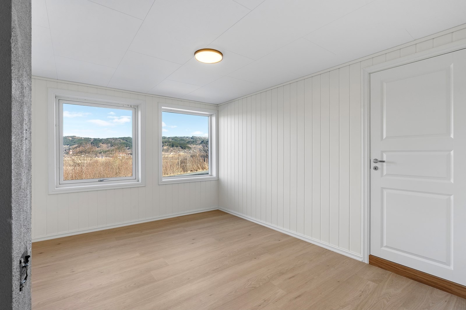 Deler av det som tidligere var en stor kjellerstue. Selv her i sokkeletasjen har man fin utsikt over dalen. Galleribilde