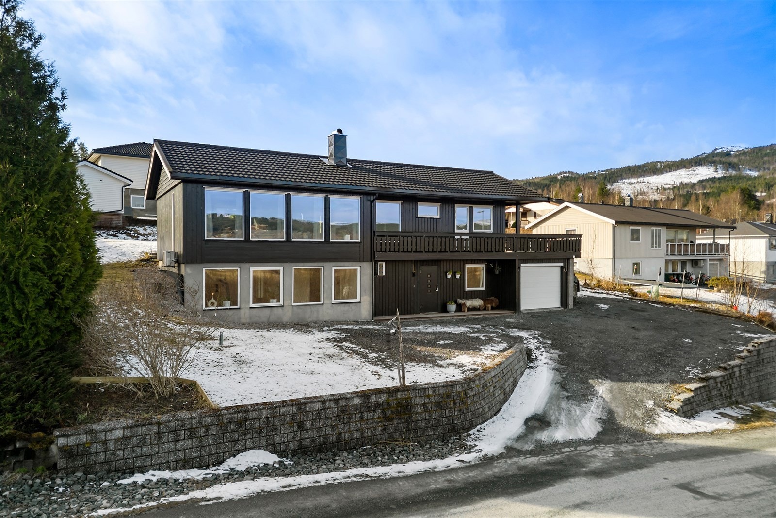 Aktiv Eiendomsmegling v/ Christina A. Jensen ønsker velkommen til Buråkvegen 10! Foto: Diakrit/ Rune Bakkebø Galleribilde