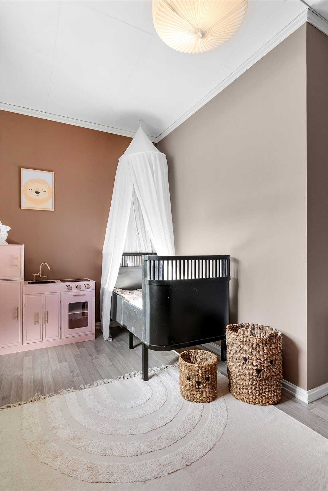 Soverom 2 i hovedetasjen passer ypperlig som barnerom eller gjesterom. Galleribilde