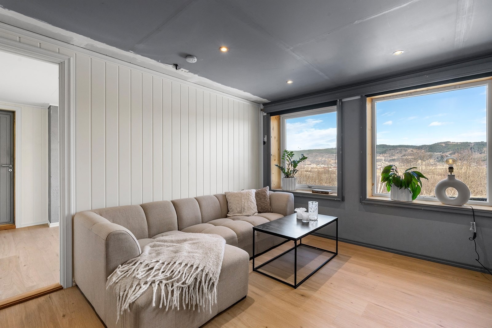 Det som tidligere var en stor kjellerstue er nå delt opp i to rom, og man har plass til både kjellerstue og soverom, evt. to soverom. Galleribilde