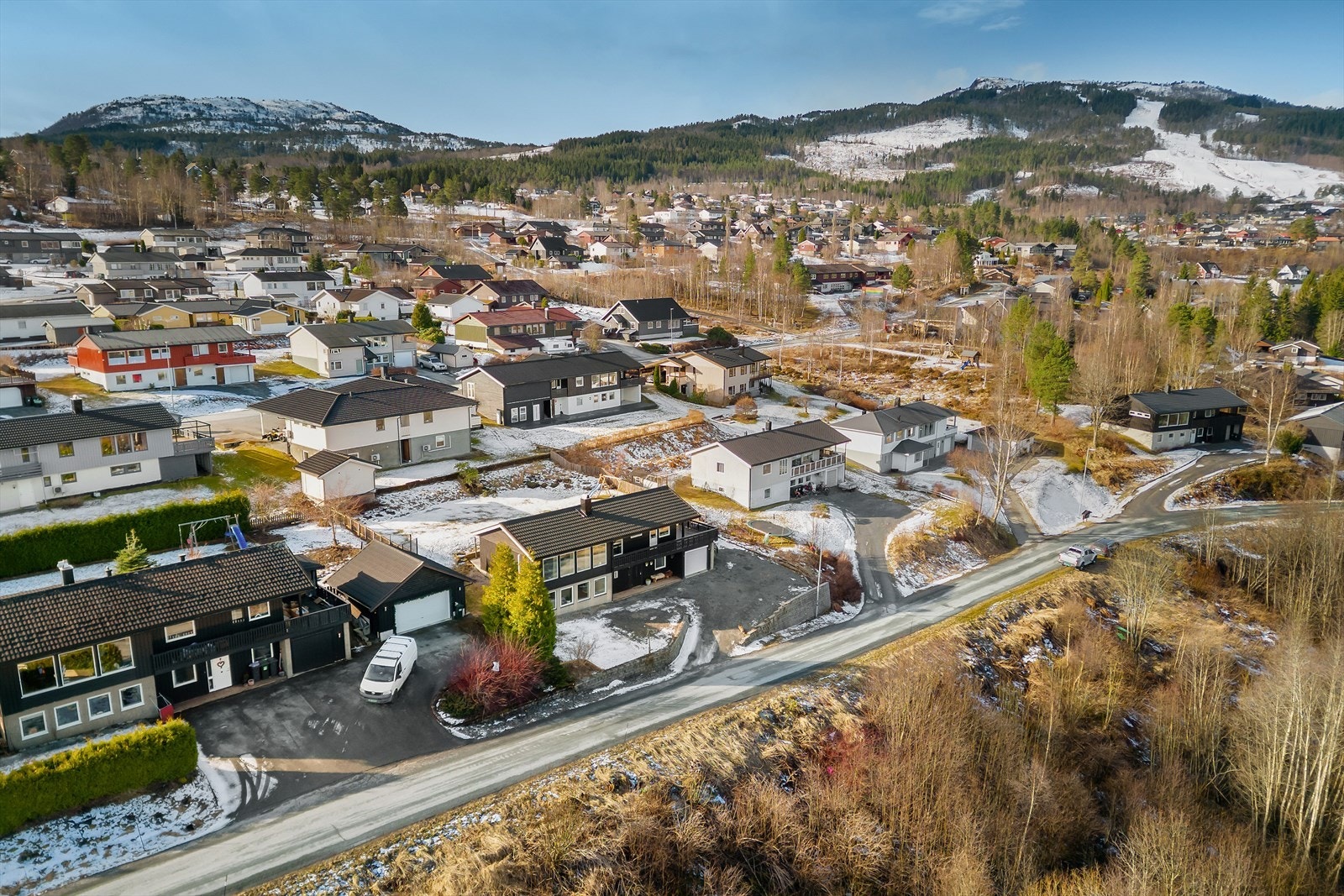 Dronebilde over eiendommen og nærområdet, tatt fra nordøst. Galleribilde