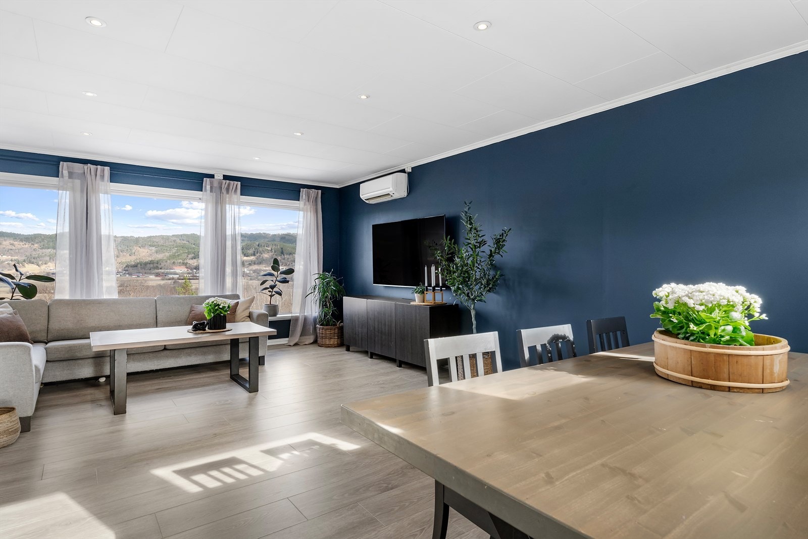 Her kan man nyte middag og godt selskap samtidig med fjellutsikten. Galleribilde