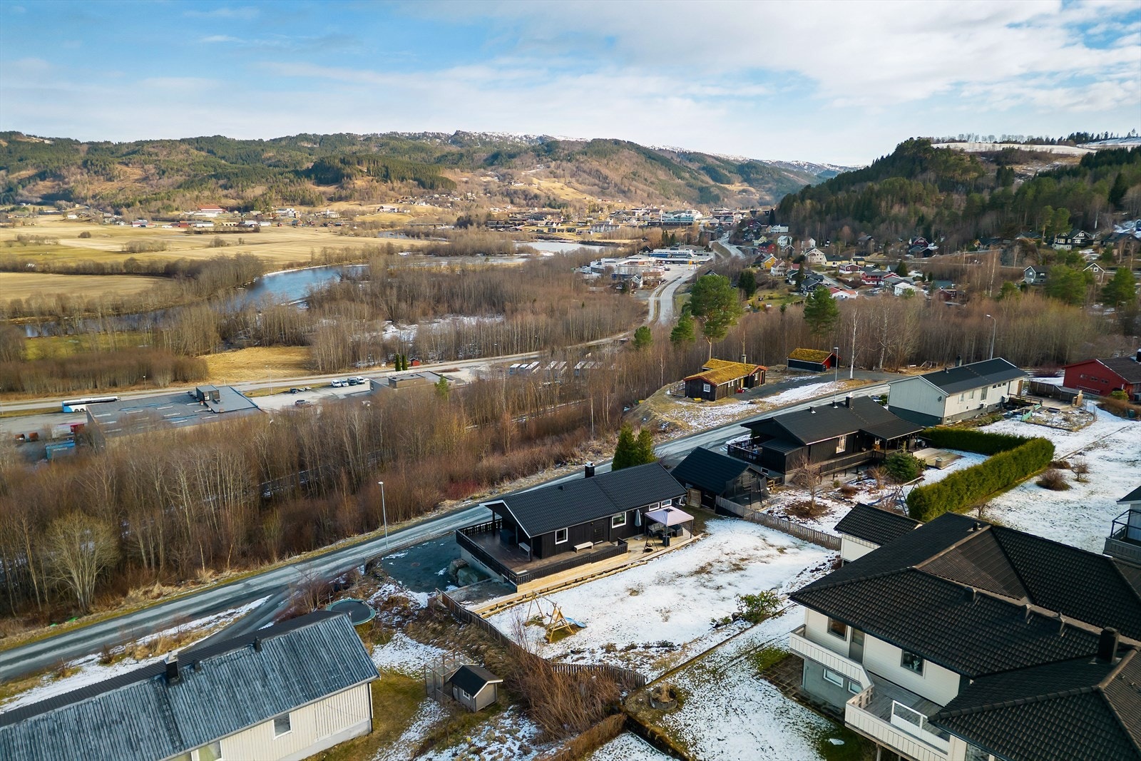 Området har kort avstand til dagligvarebutikker og gode turområder, ideelt for familier. Galleribilde